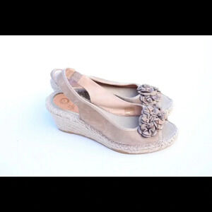 NWOT Vidorreta sling back wedges